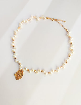 Queen Card Fire Lacquer Signet Pendant Pearl Necklace