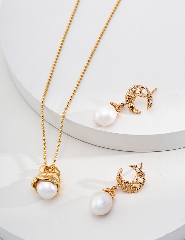 Single Pearl Pendant Necklace